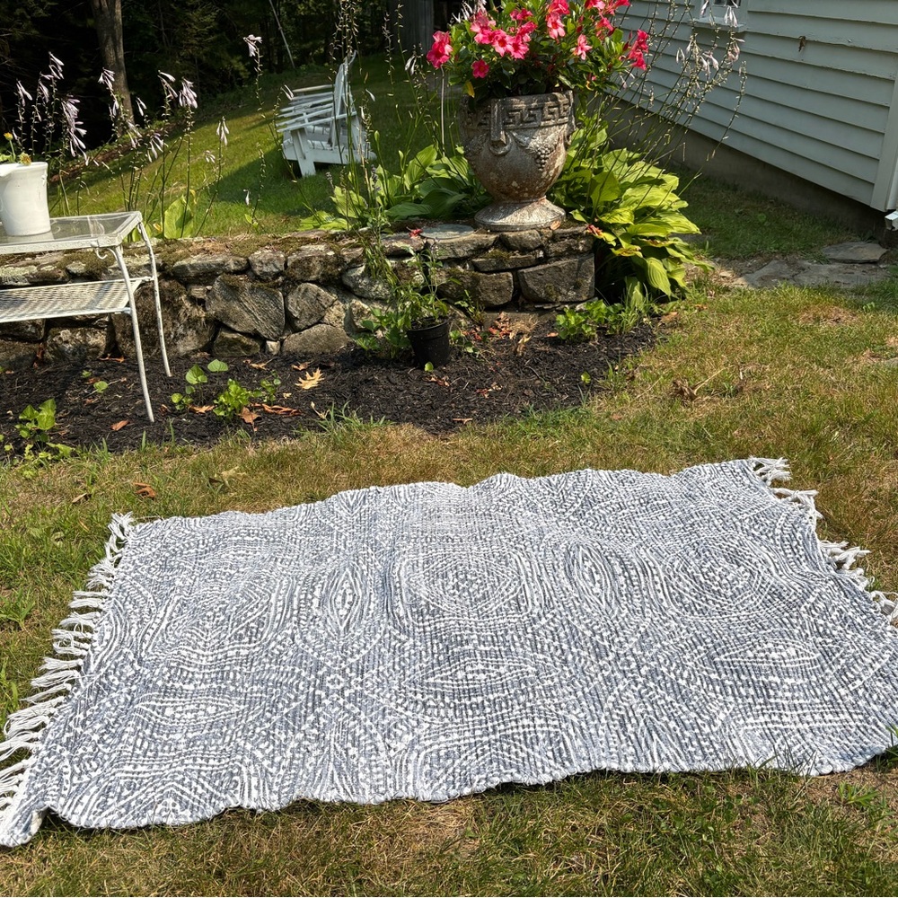 Beautiful navy/gray and White Patterned rug. Simply lovely. Used once and washed